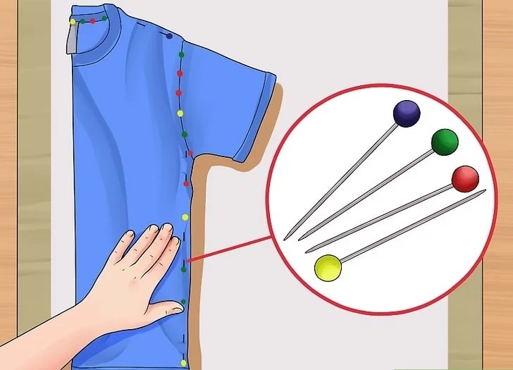 سنجاق کردن تیشرت به کاغذ برای دوخت تیشرت زنانه